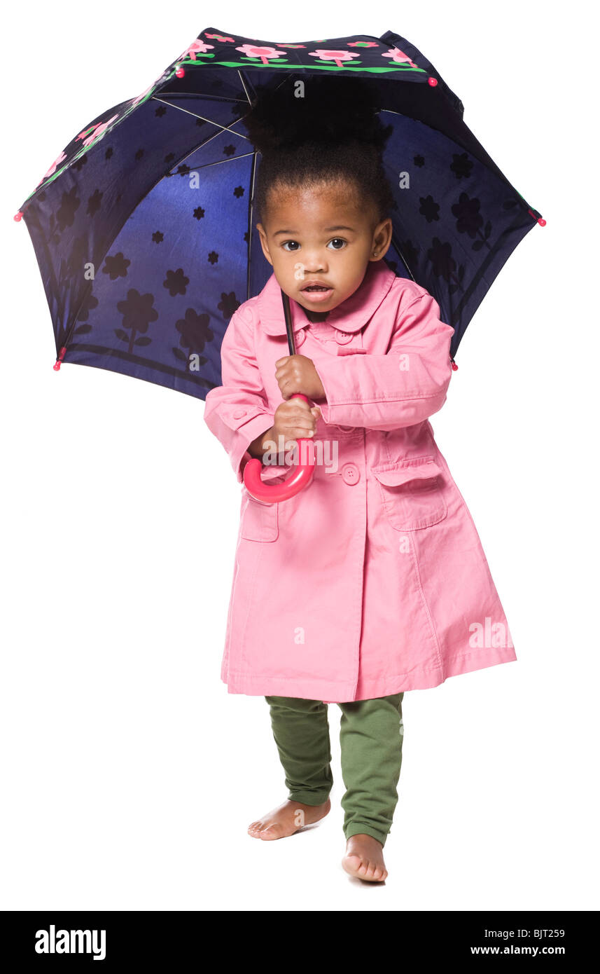 Retrato de estudio de chica (18-23 meses) sosteniendo paraguas Foto de stock