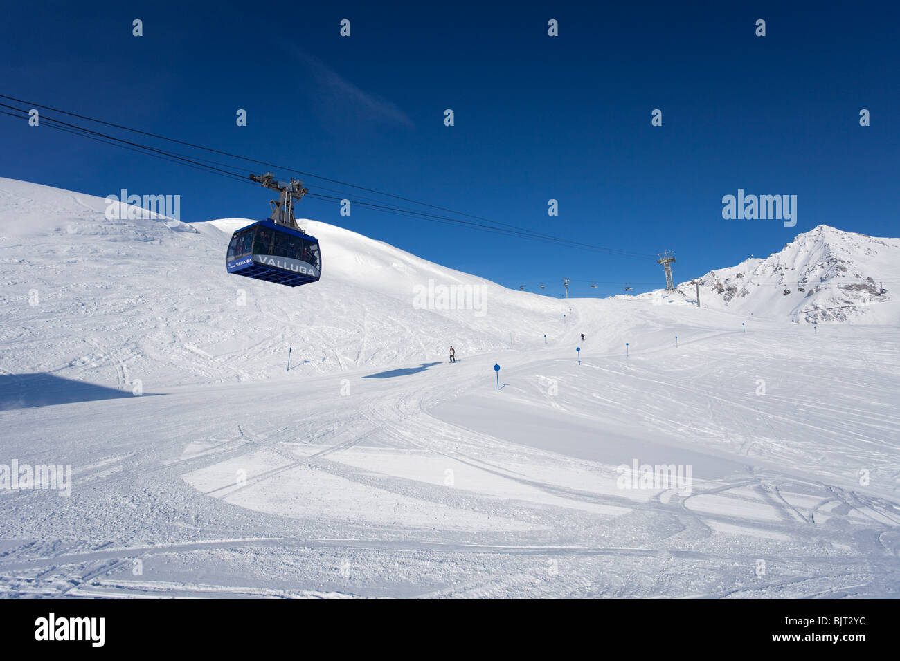 Los esquiadores bajando pistas de esquí Valluga teleférico teleférico Galzig montaña nieve del invierno San San San Anton am Arlberg Austria Foto de stock