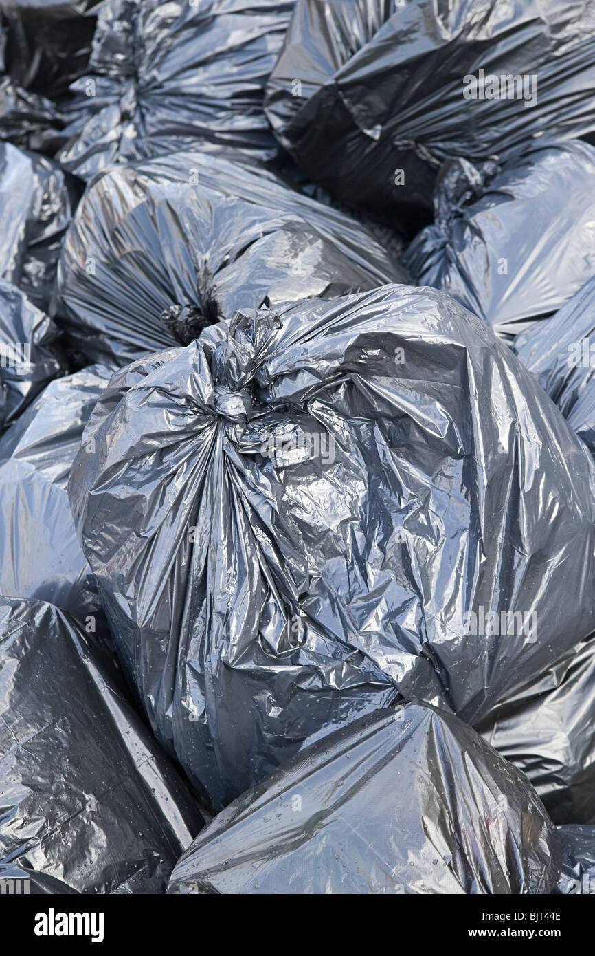 Pila de bolsas de basura Fotografía de stock - Alamy
