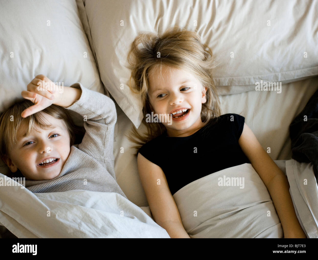 Provo, Utah, EE.UU., Retrato de hermano y hermana (2-5) acostado en la cama Foto de stock