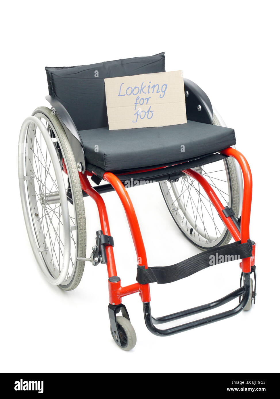 Silla de ruedas con cartón nota buscando trabajo en blanco - Concepto de desempleo discapacitados Foto de stock