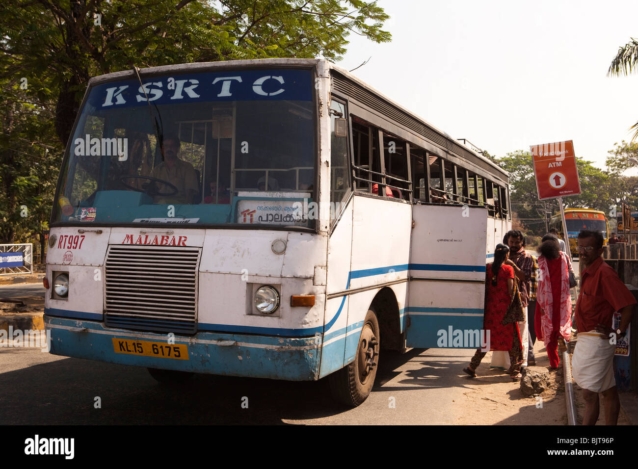 India, Kerala, Palakkad, KSRTC Kerala State Road Transport pasajeros de un autobús en la parada de autobús Foto de stock
