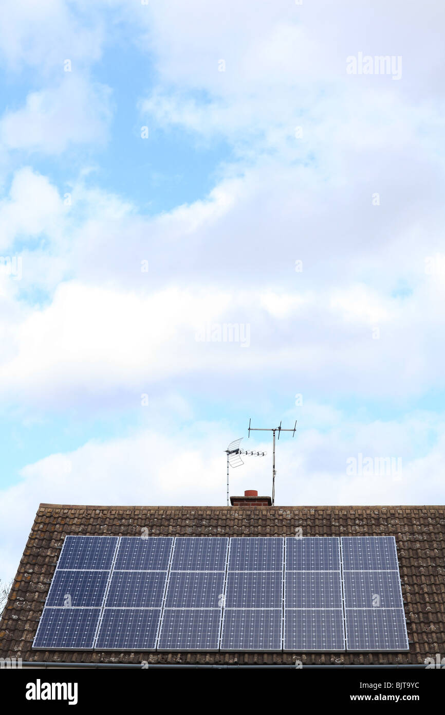 Paneles solares en una casa en el Reino Unido,se alimentan en tarifa (FIT) esquema Foto de stock