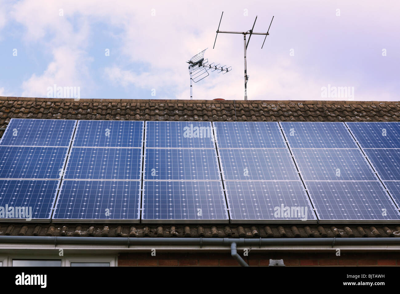 Paneles solares en una casa en el Reino Unido,se alimentan en tarifa (FIT) esquema Foto de stock