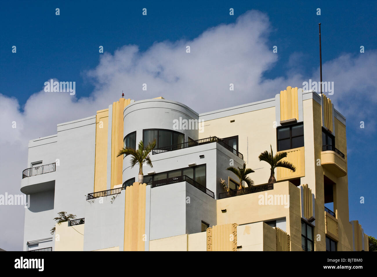 1930 Bloque de apartamentos de estilo Art Decó en 1330 Ocean Drive, South Beach de Miami. Florida, EE.UU. Foto de stock