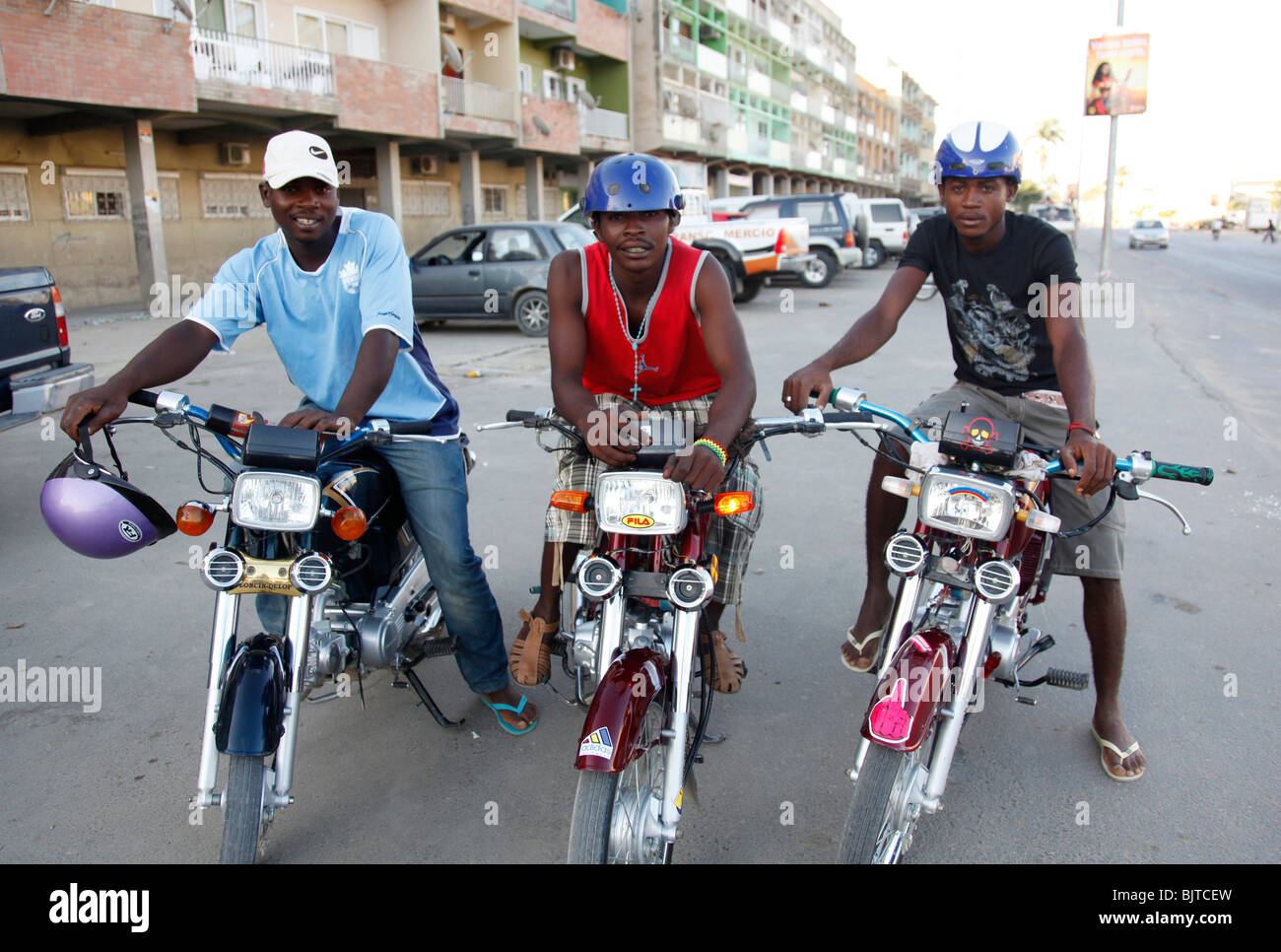 Moto taxistas esperando una tarifa. La ciudad de Benguela. Angola. África. © Zute Lightfoot. www.lightfootphoto.co.uk Foto de stock