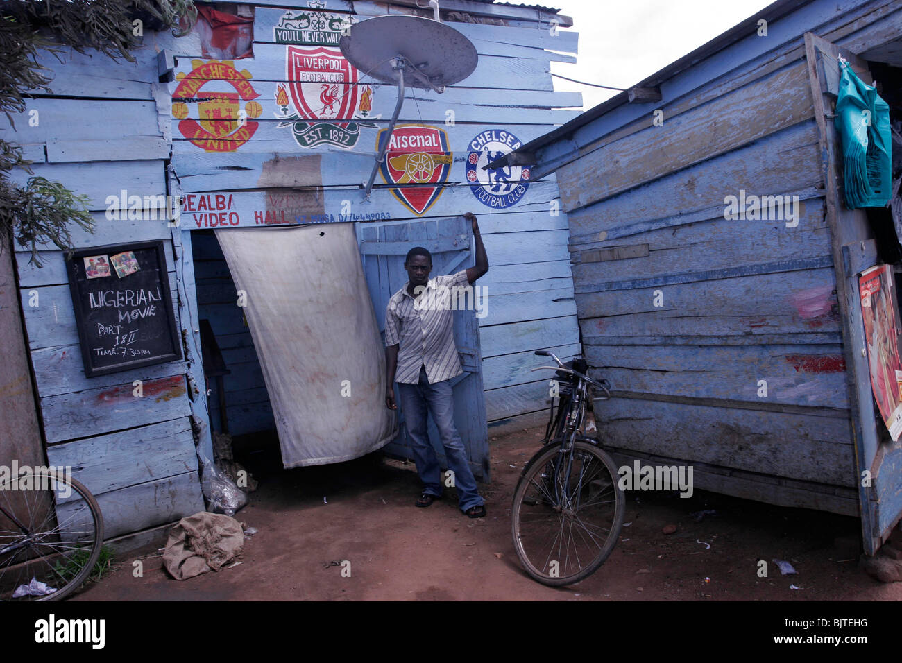 Cabaña mostrando los partidos de fútbol de la Liga Premier inglesa. Nanuijano Pier. El lago Victoria. Uganda. África Foto de stock