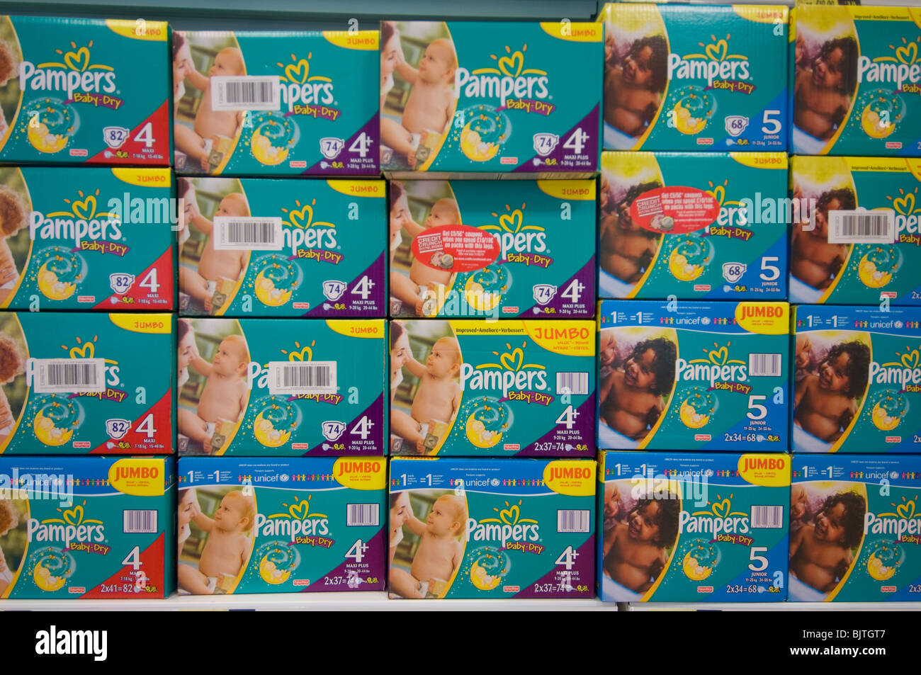 Cajas de Pampers pañales apilados en una tienda Fotografía de stock - Alamy