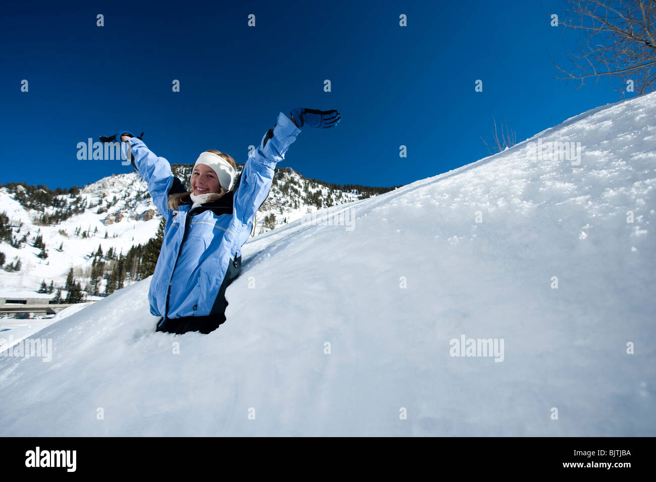 Girl in snowbank fotografías e imágenes de alta resolución - Alamy
