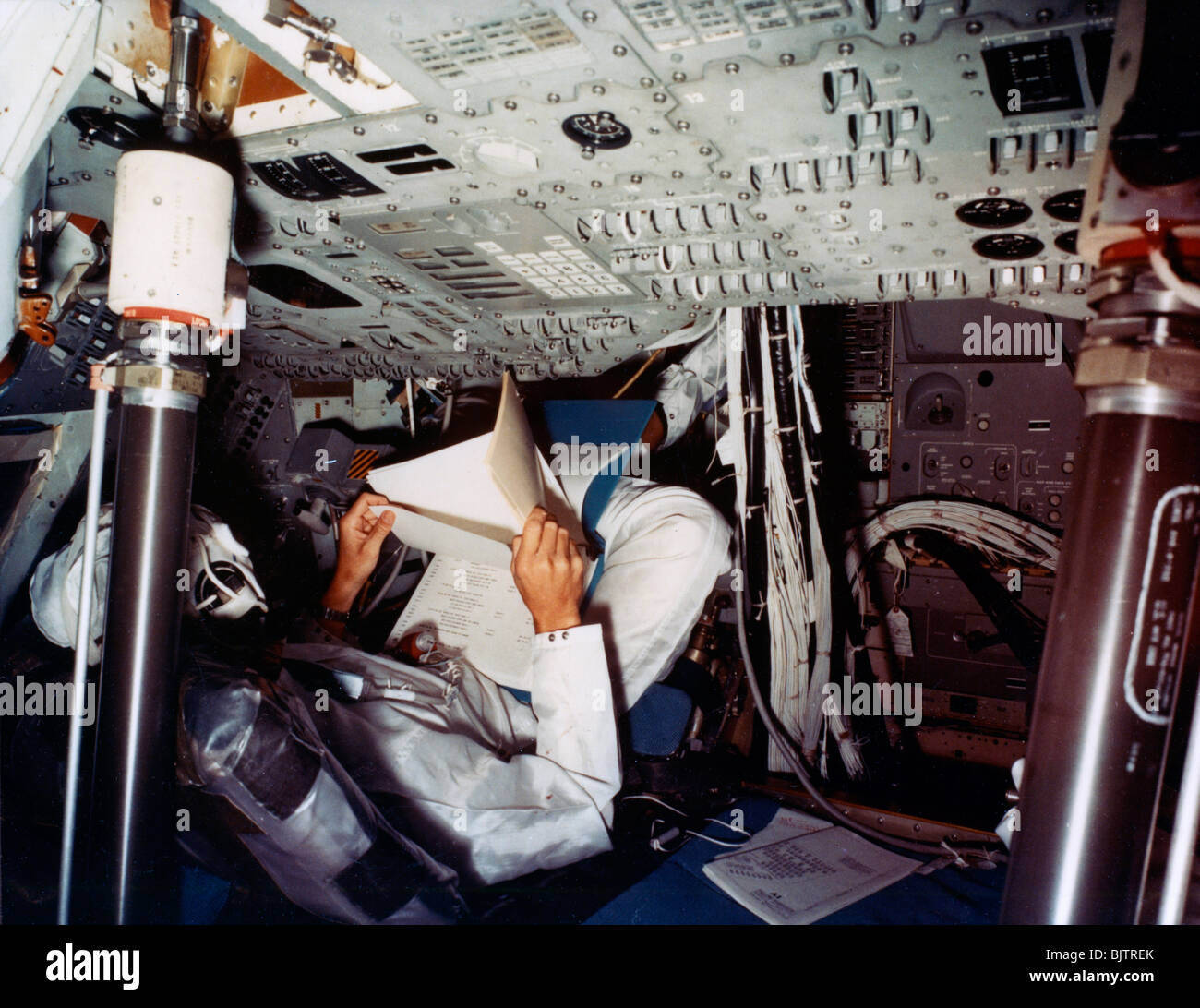 Un astronauta dentro de un módulo de mando de la NASA, 1970.Artista: NASA Foto de stock