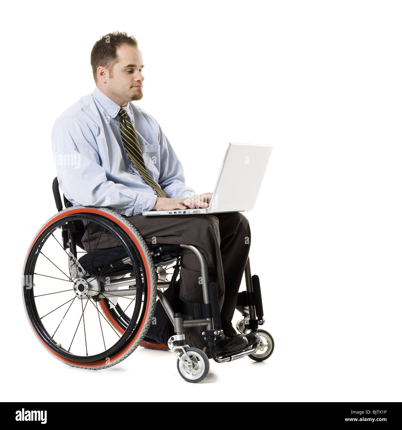 Hombre en silla de ruedas con portátil Fotografía de stock Alamy Hombre en silla de ruedas con portátil Fotografía de stock Alamy