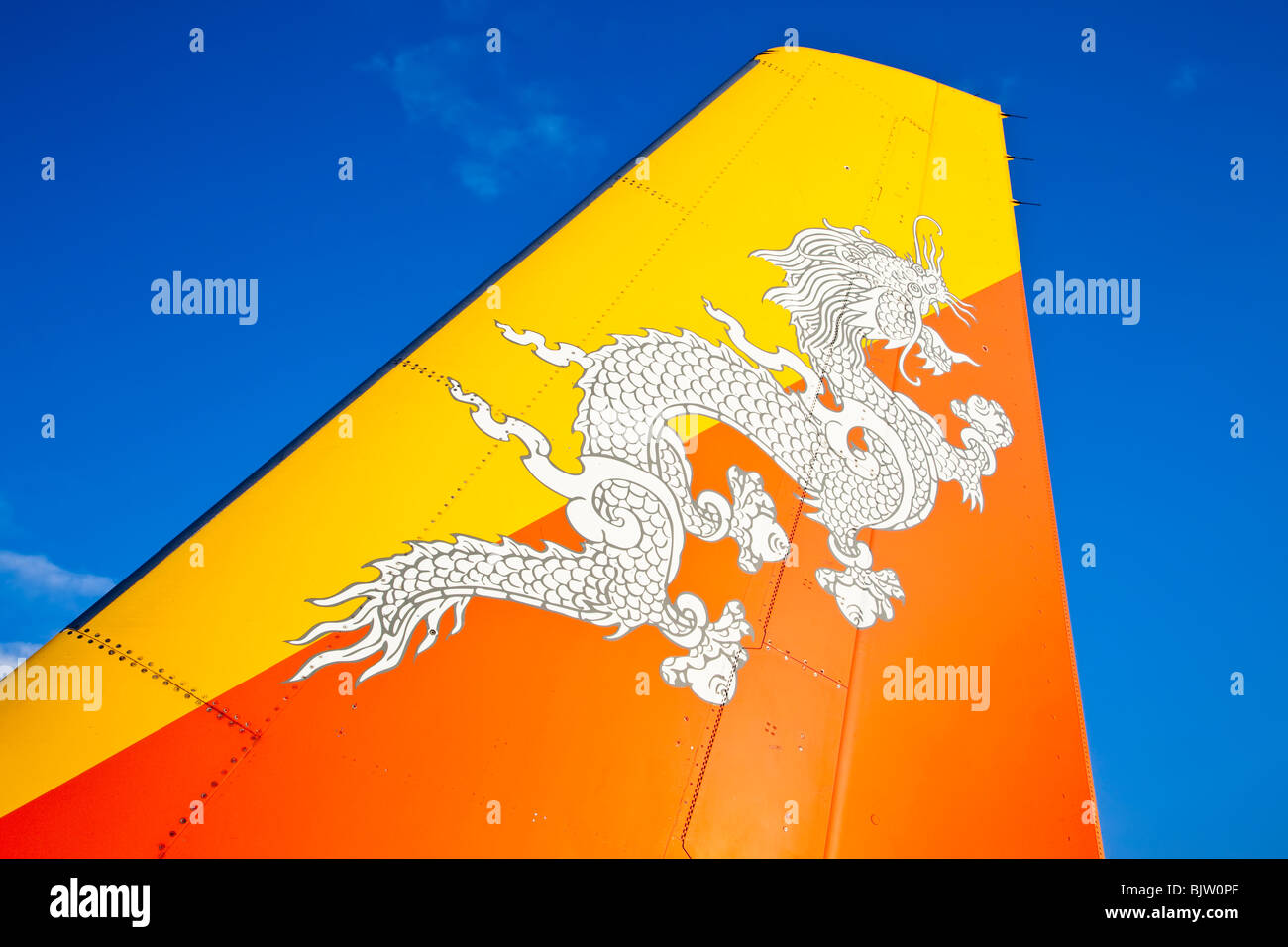 Druk Air avión tail muestra la bandera del país y su dragón de trueno, Bhután Foto de stock