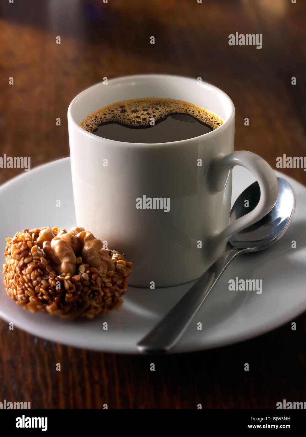 Negro en una taza de café espresso Foto de stock