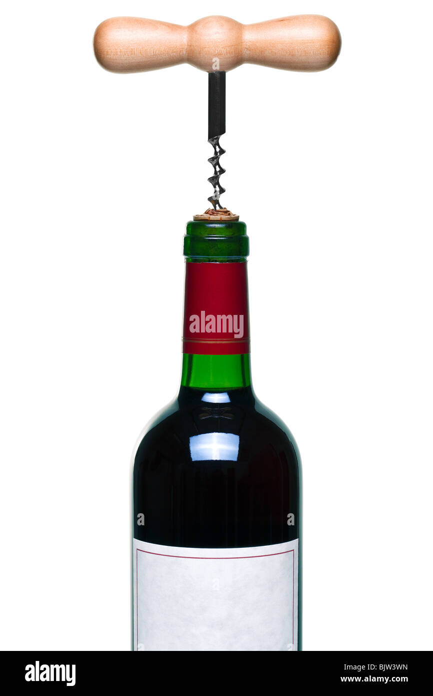 Botella de vino tinto con corcho se saca por un sacacorchos, etiqueta en blanco para añadir su propio texto, trazado de recorte incluido Foto de stock