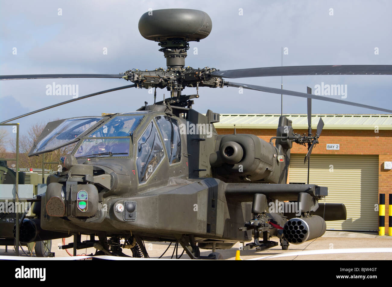 Un helicóptero de ataque del ejército británico Westland WAH-64 Apache MK1 el arco Foto de stock