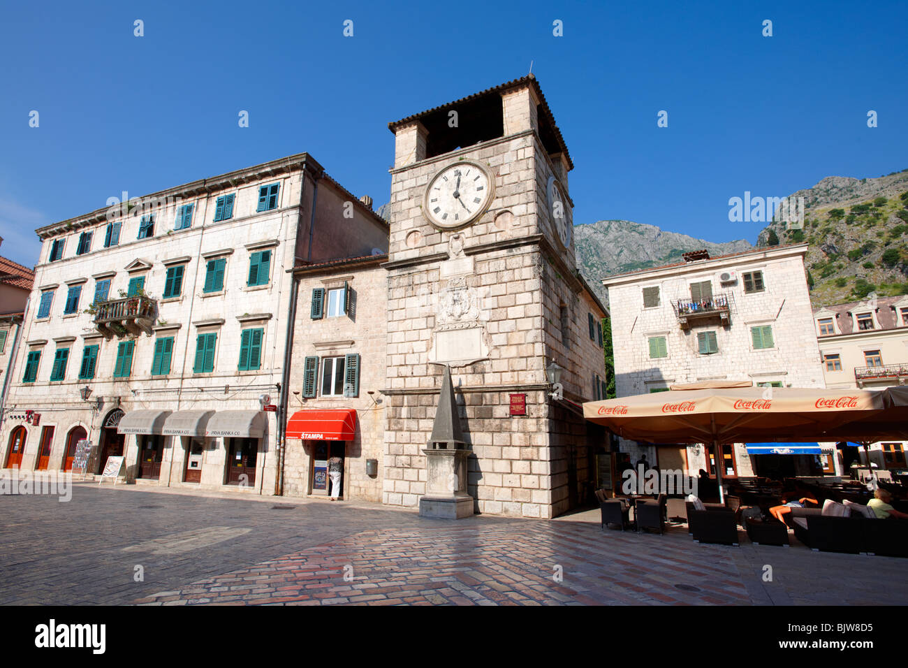 Plazas de armas, la plaza principal de la ciudad con la torre del reloj erigida en 1602. Kotor, Montenegro. Foto de stock