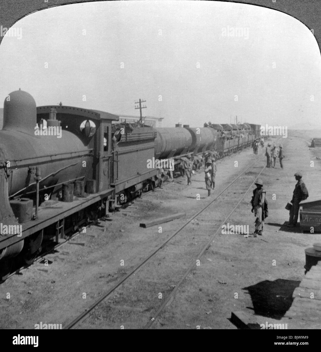 Trainload de automóviles blindados, África Sudoccidental, la I Guerra Mundial, 1914-1918.Artista: realista viaja Editores Foto de stock