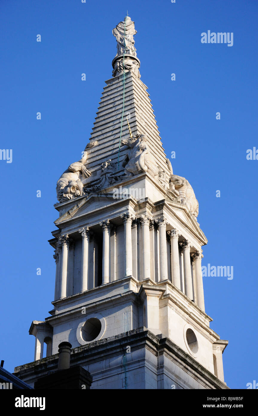 El inusual chapitel de San George Bloomsbury, Little Russell Street, Londres, Inglaterra, Reino Unido. Foto de stock