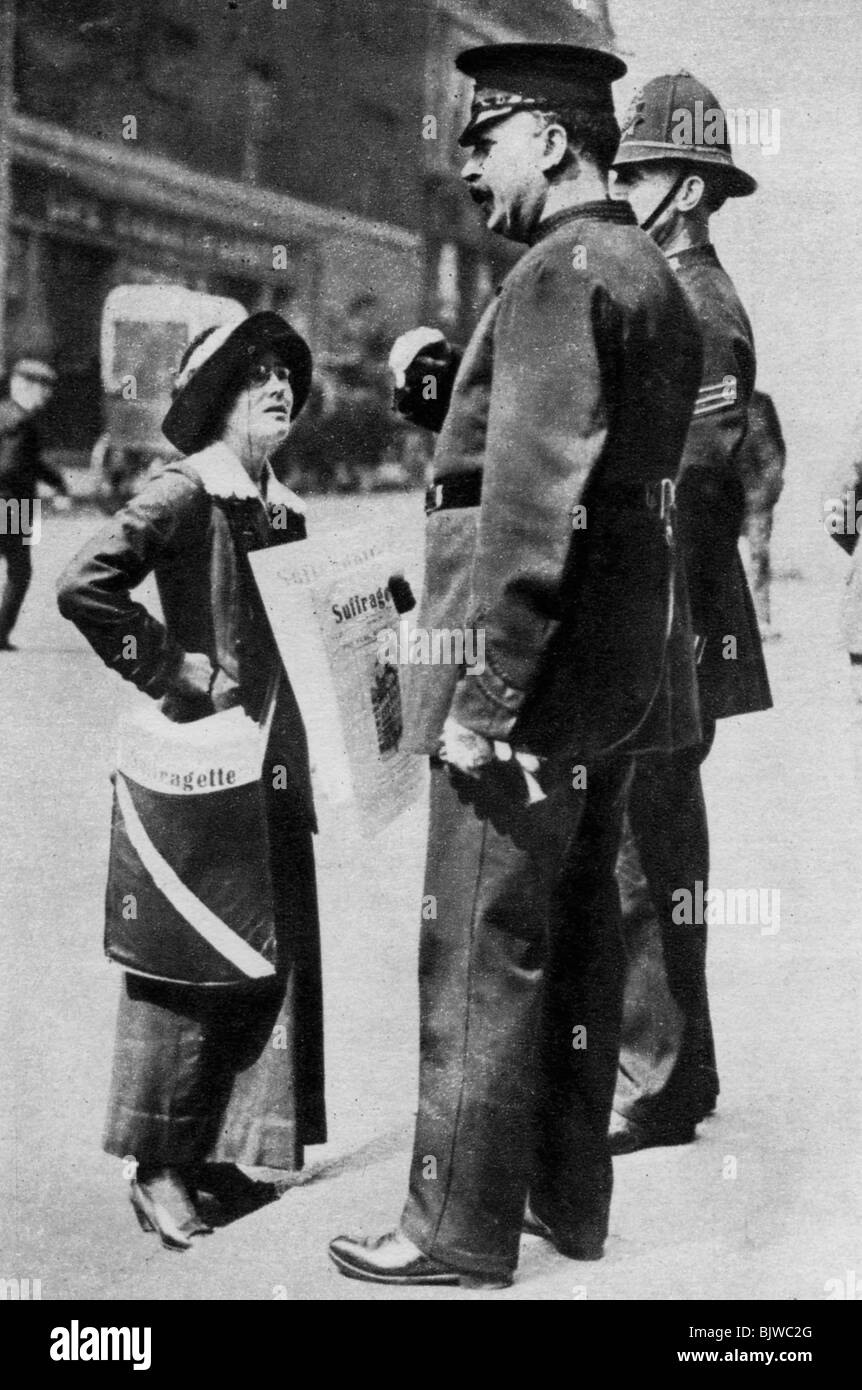 Un suffragette enfrenta a dos policías, 1913 (1937).Artista: Sport & General Foto de stock