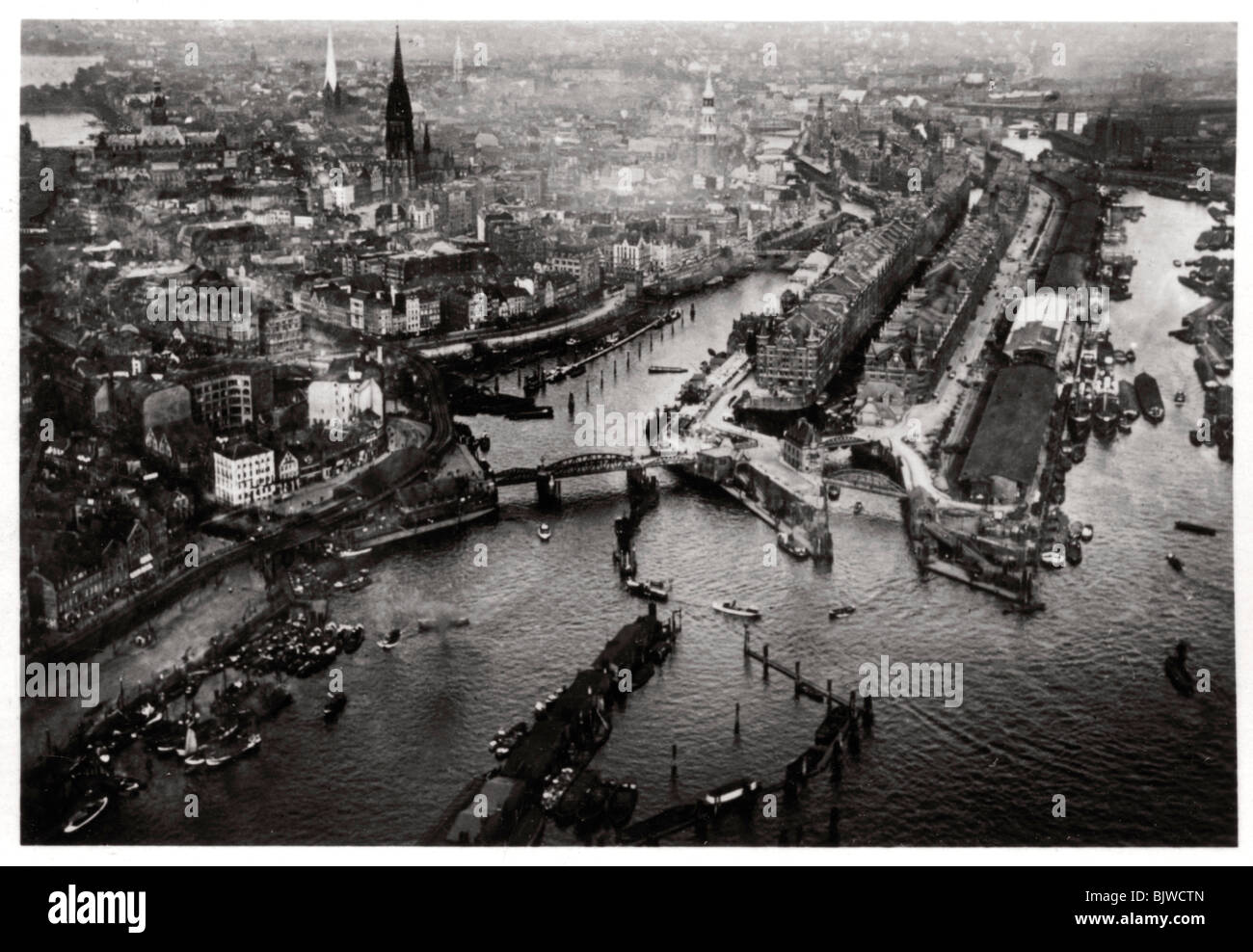 Vista aérea del puerto de Hamburgo, Alemania, desde un Zeppelin, c1931 (1933). Artista: Desconocido Foto de stock