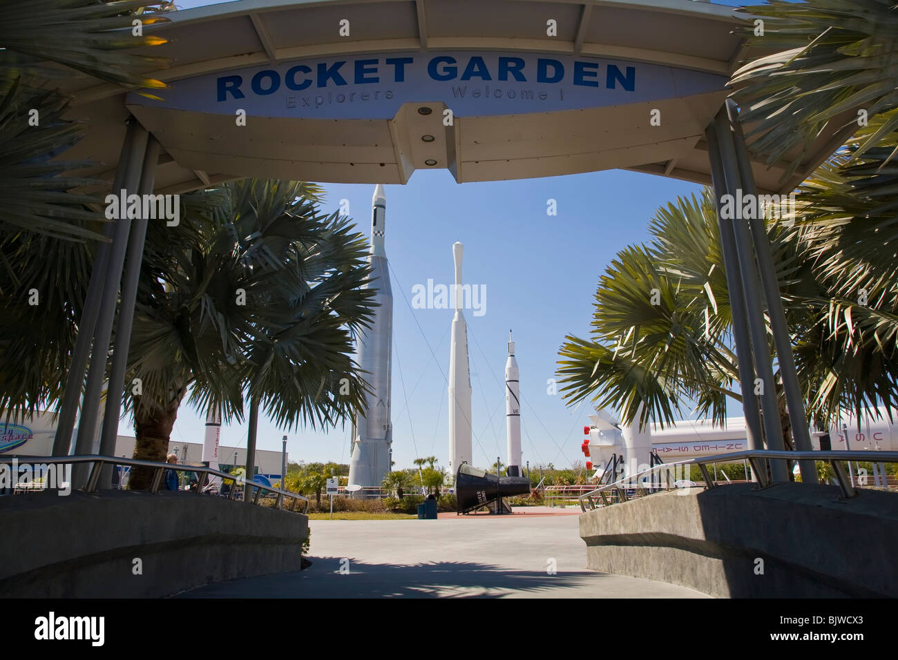 Entrada al jardín de cohetes en el Complejo para Visitantes del Centro Espacial Kennedy en Florida Foto de stock