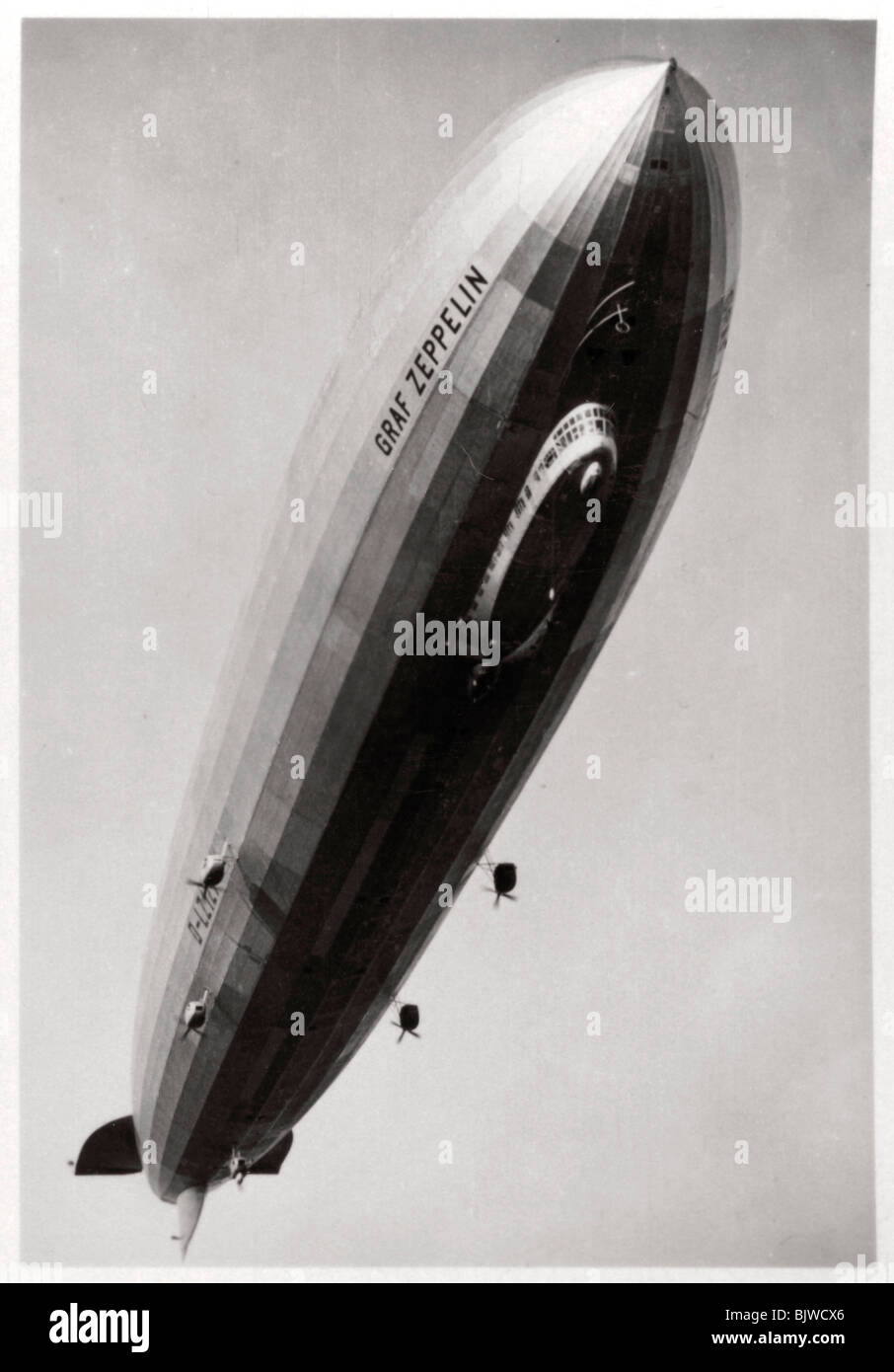 Dirigible LZ127 'Graf Zeppelin', visto desde abajo, de 1933. Artista: Desconocido Foto de stock