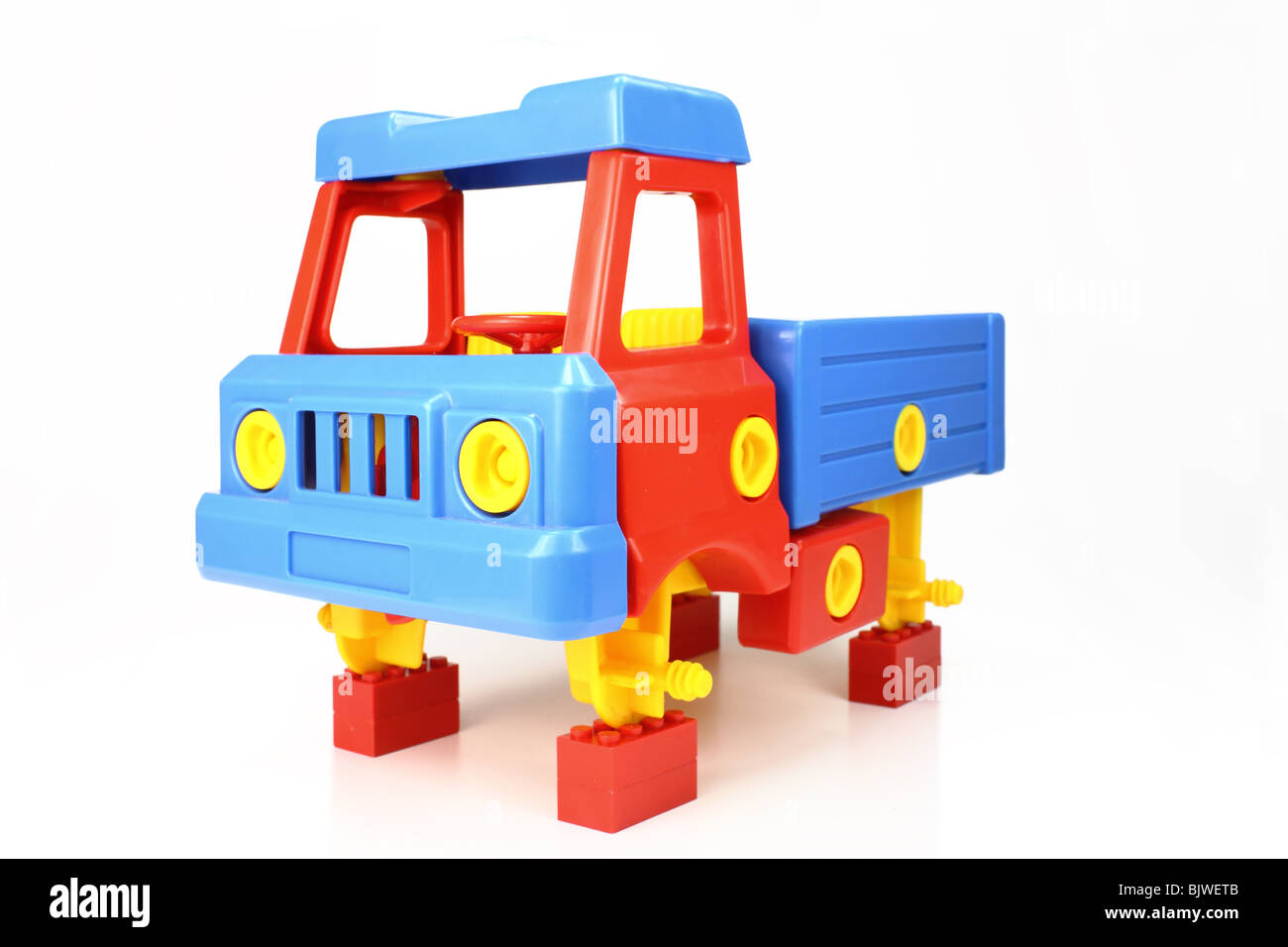 Colorido camión de juguete sobre bloques - robado ruedas Foto de stock
