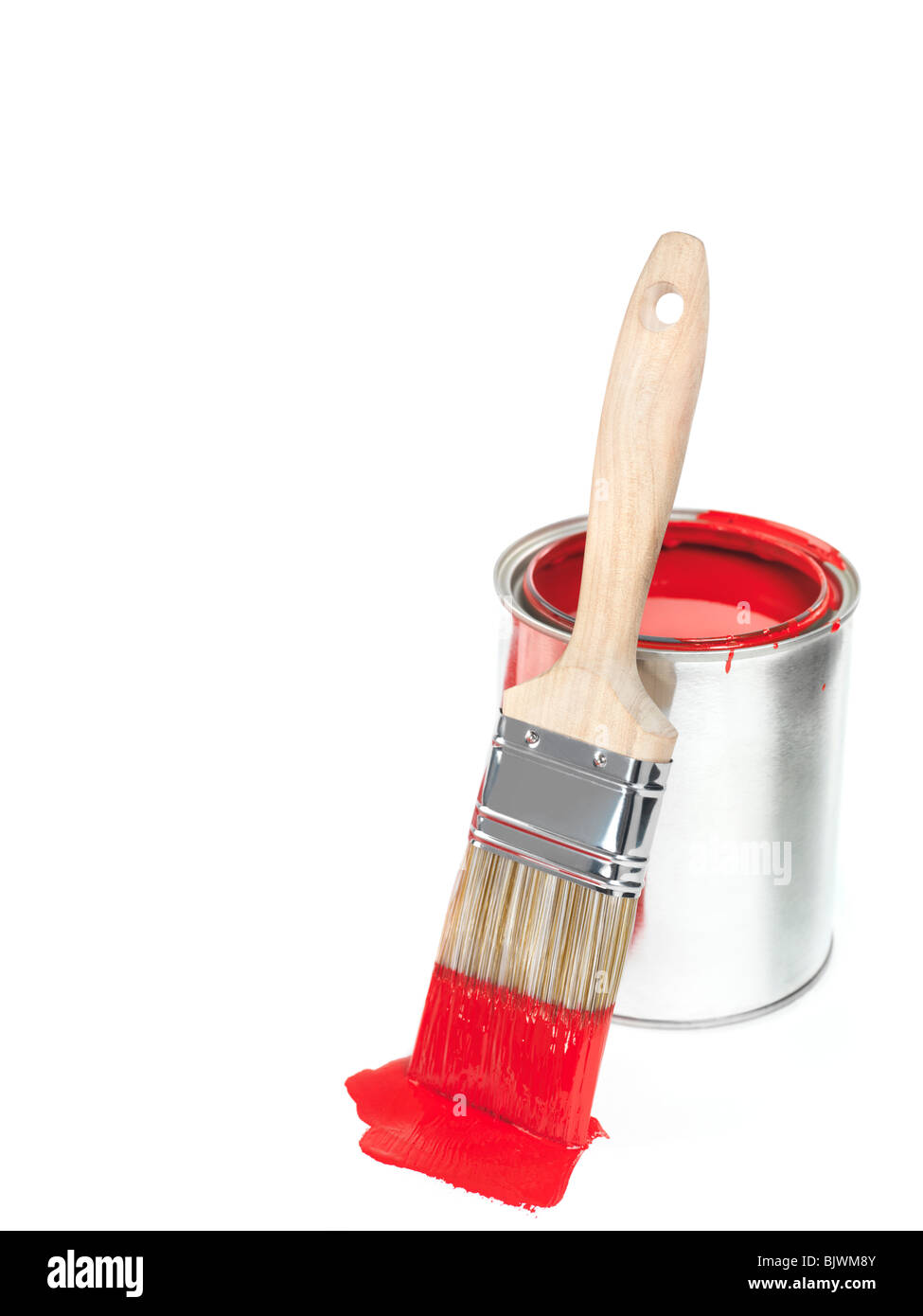 Abrir la lata de pintura roja y una brocha aislado sobre fondo blanco. Foto de stock
