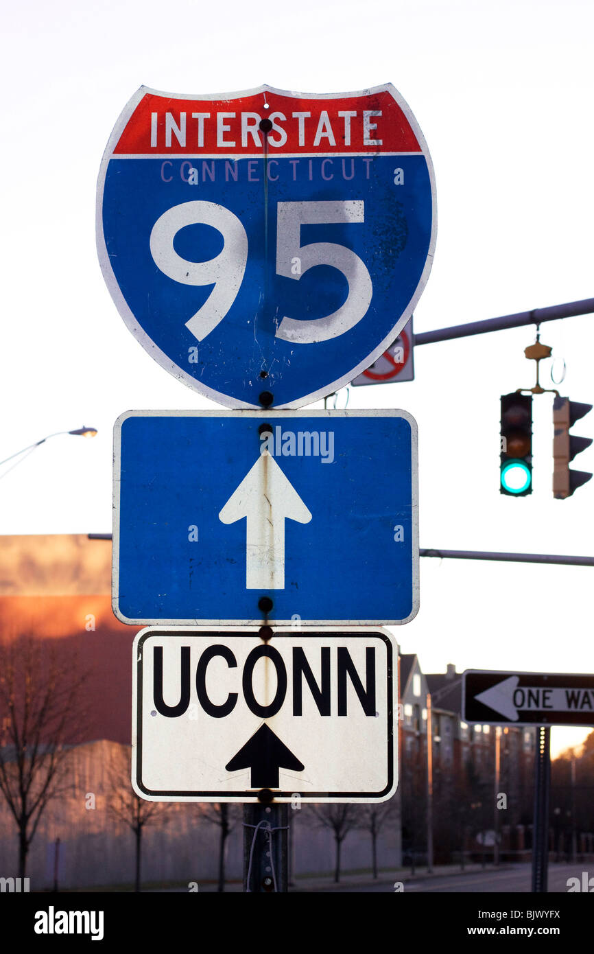 Señal de carretera en Stamford Connecticut. Direcciones a la interestatal 95. Estados Unidos de América. Foto de stock