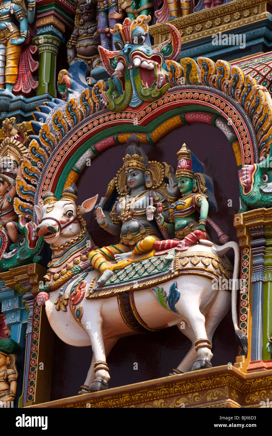 La India, Tamil Nadu, Madurai, Sri Meenakshi Temple, West gopuram, Krishna y consorte Radha en toro Nandi Foto de stock