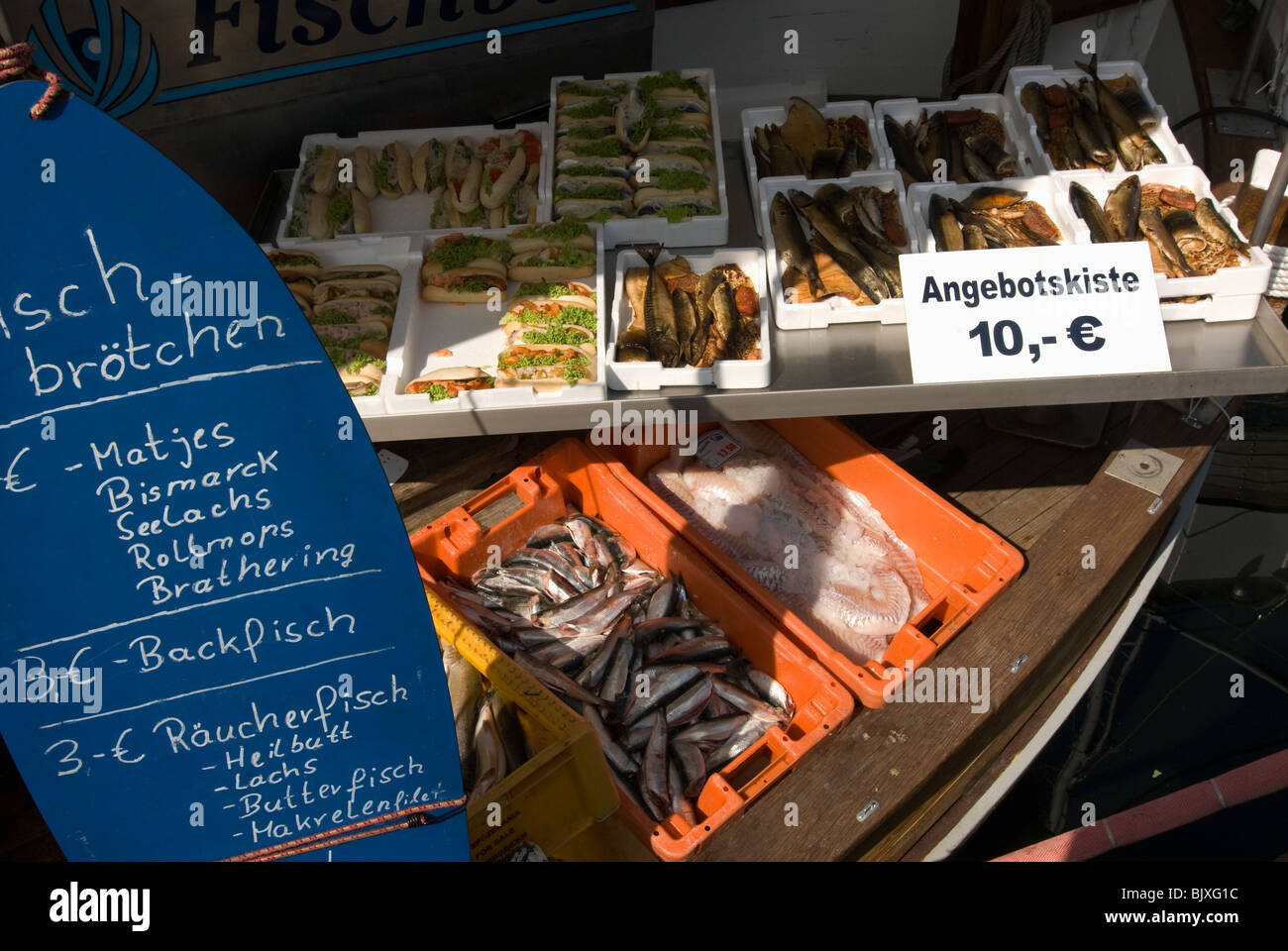 La venta de pescado en la LPO puerto de Wismar, en el Estado federado de Mecklemburgo-Pomerania Occidental, Alemania. Foto de stock