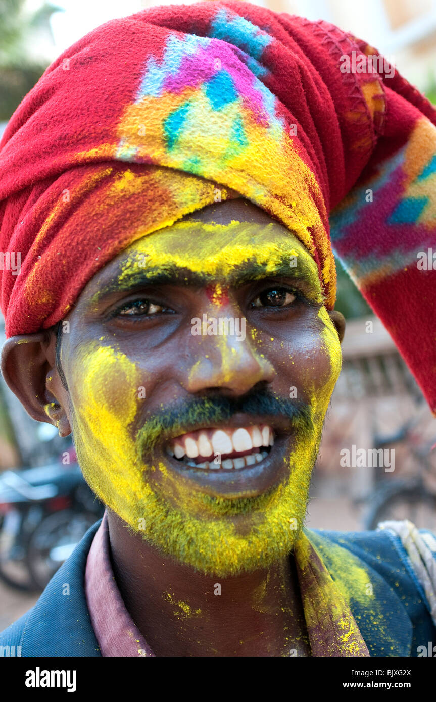 Hombre local tradicional con polvo de color en la cara, Holi festival hindú, Baga, Goa, India Foto de stock