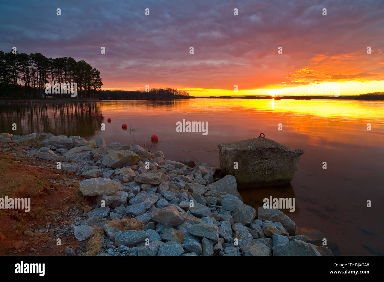 Atardecer en el parque federal en el lago Lanier, Georgia. Foto de stock