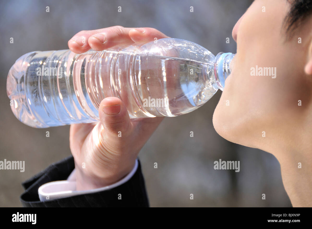 Joven beber agua mineral Foto de stock