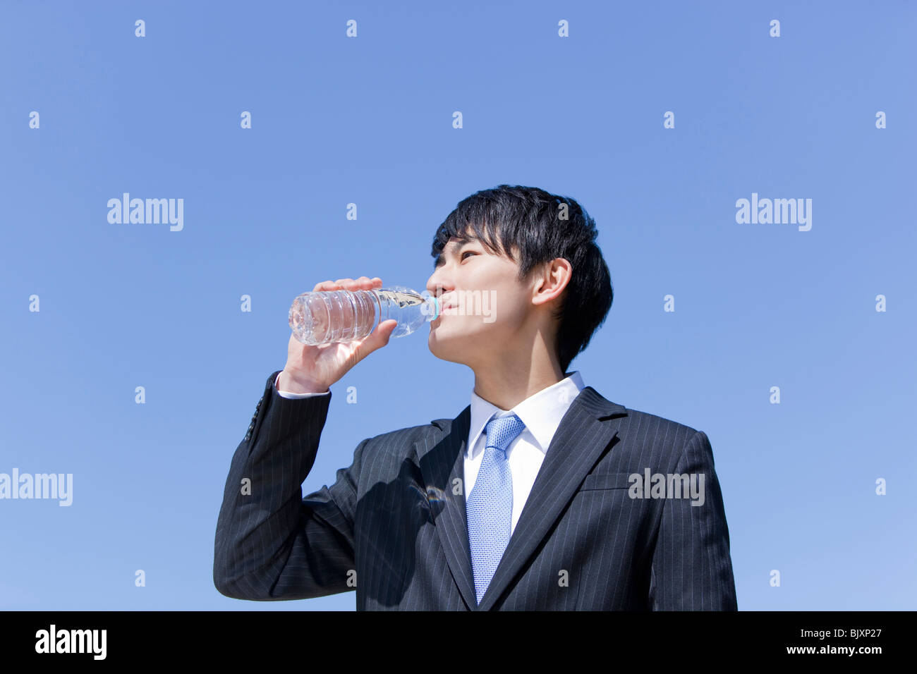 Joven Empresario de beber agua mineral Foto de stock