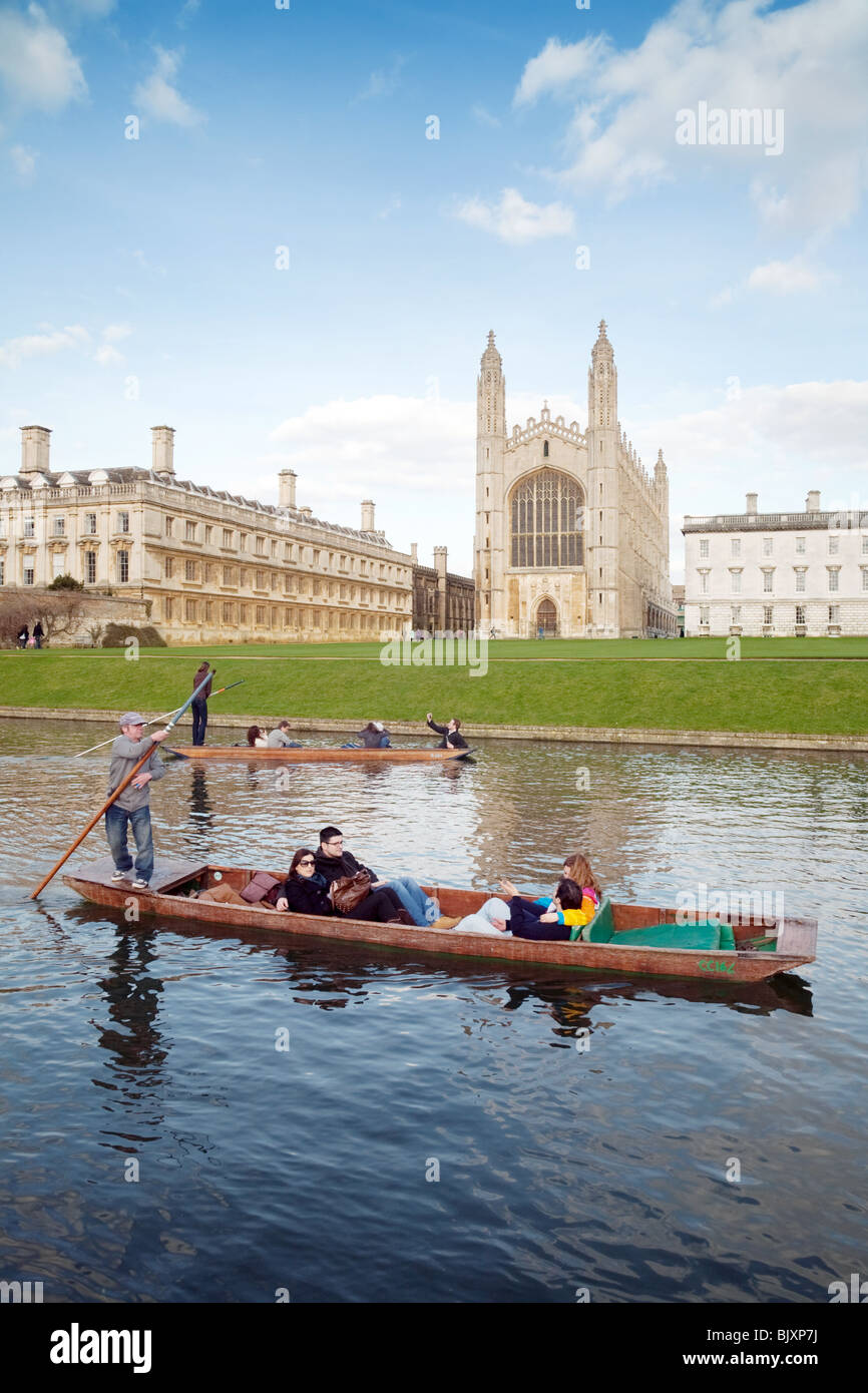 Navegar por el río Cam por la Capilla de King's College, Cambridge, Reino Unido Foto de stock