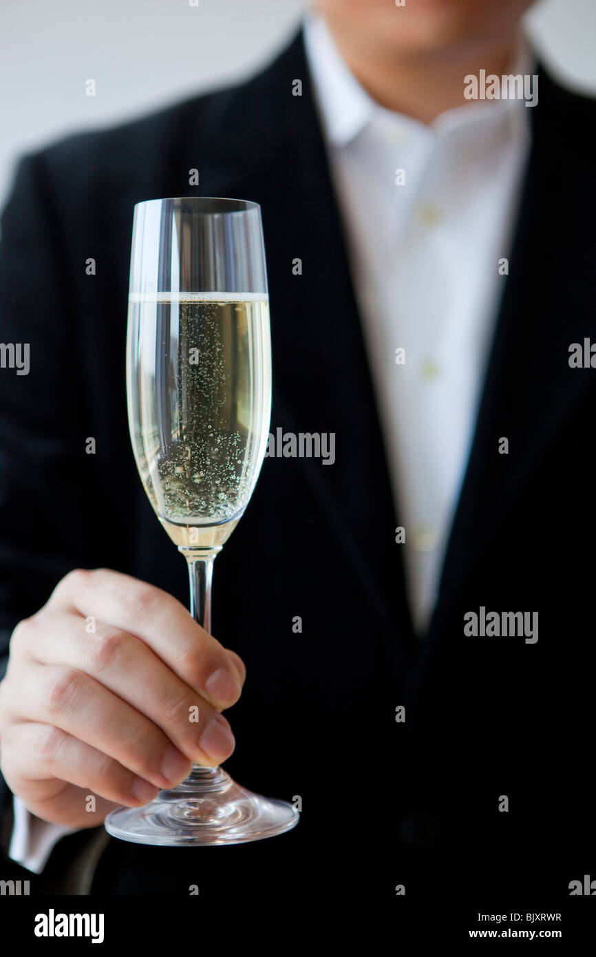 Joven celebración de champagne Foto de stock