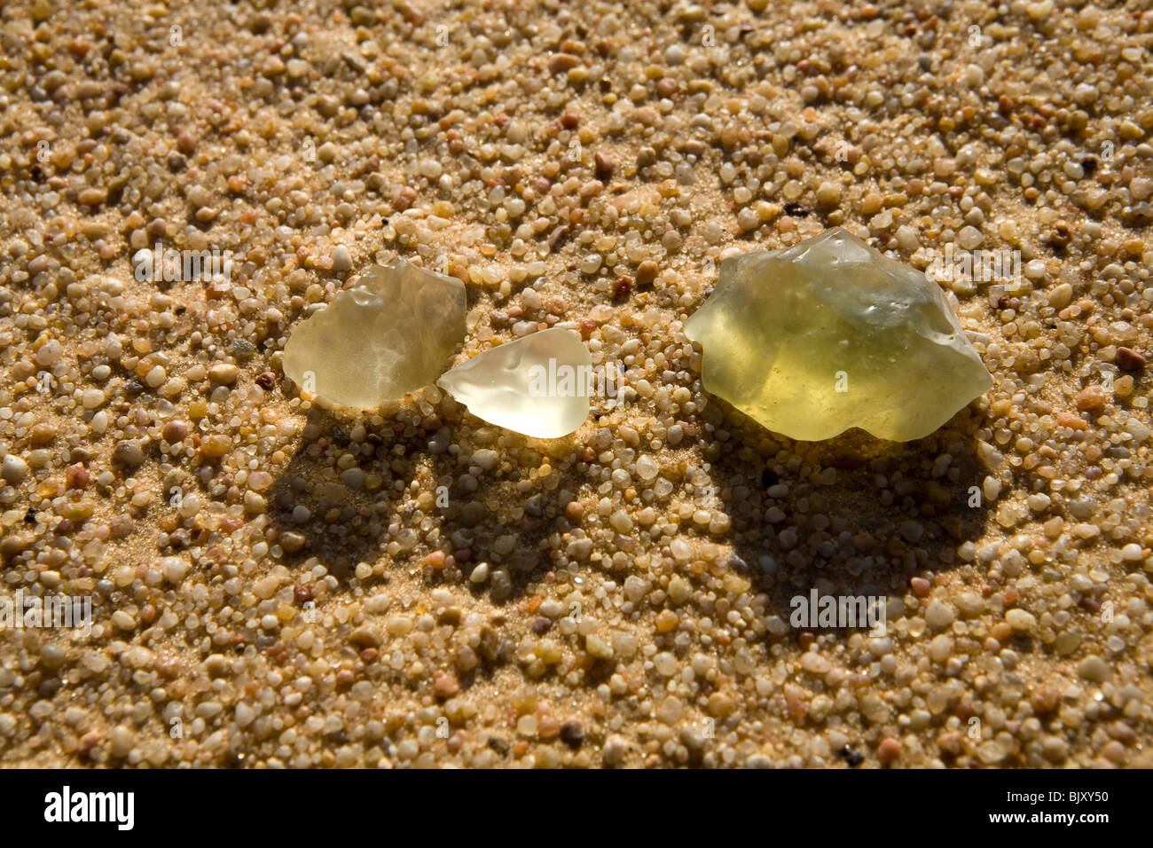 Los fragmentos de vidrio de sílice sobre el suelo del desierto en un corredor interdunal del gran mar de arena, al norte de la Meseta de Gilf Kebir, Egipto Foto de stock