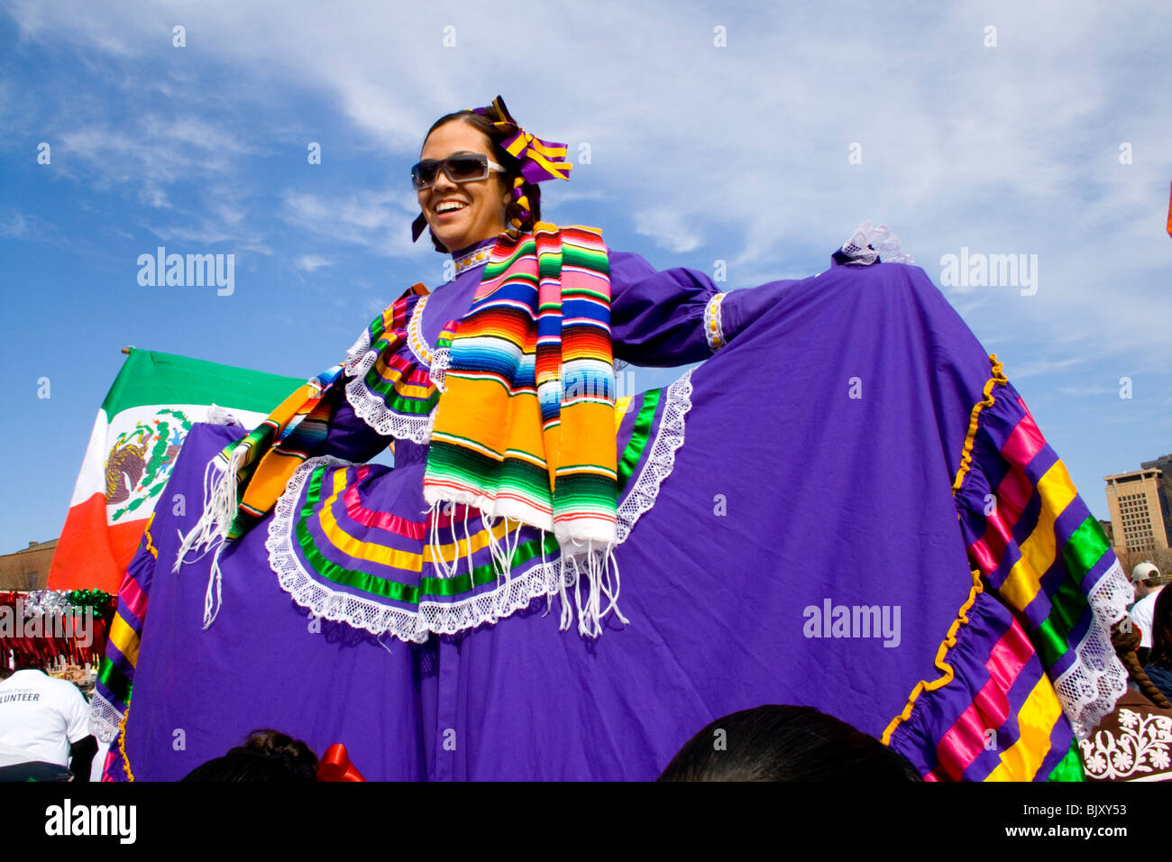 Adolescente Latina mostrando su hermoso vestido tradicional mexicano. Cinco  de Mayo Fiesta St Paul Minnesota, EE.UU Fotografía de stock - Alamy