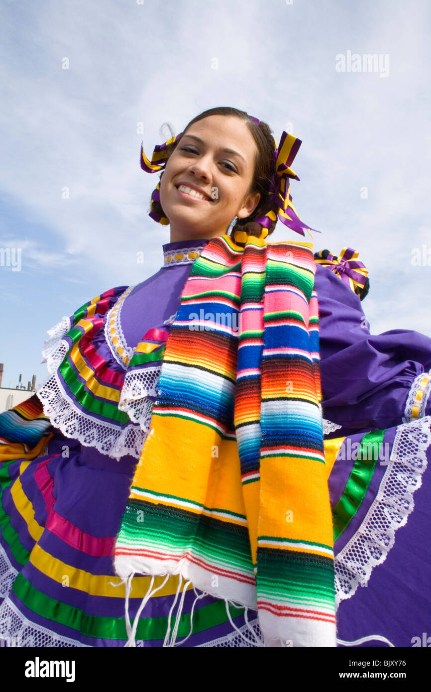Los adolescentes hispanos mostrando su hermoso vestido tradicional  mexicano. Cinco de Mayo Fiesta St Paul Minnesota, EE.UU Fotografía de stock  - Alamy