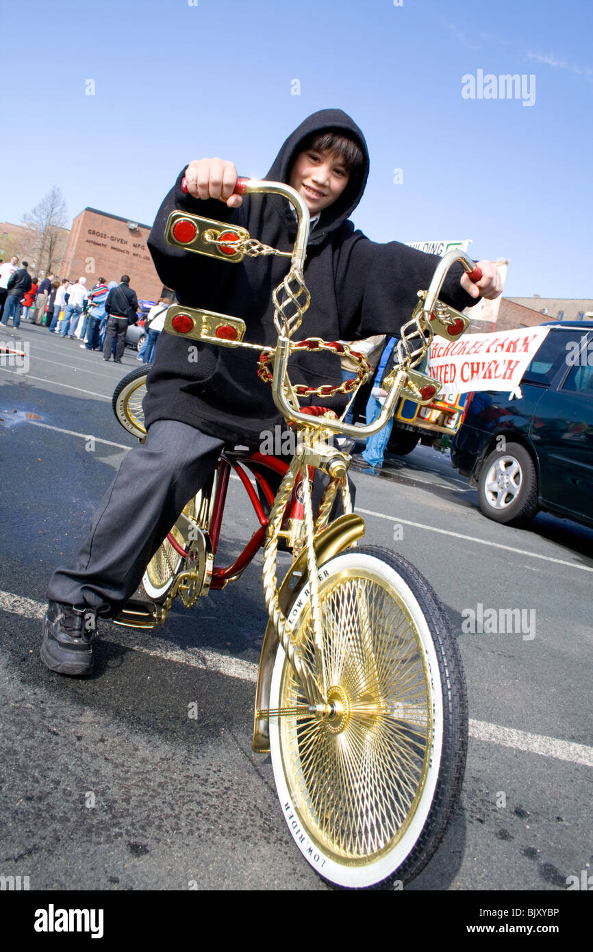Niño hispano de 13 años montando bicicleta lowrider chapado en oro  publicidad alquiler de exhibición. Cinco de Mayo Fiesta St Paul Minnesota,  EE.UU Fotografía de stock - Alamy