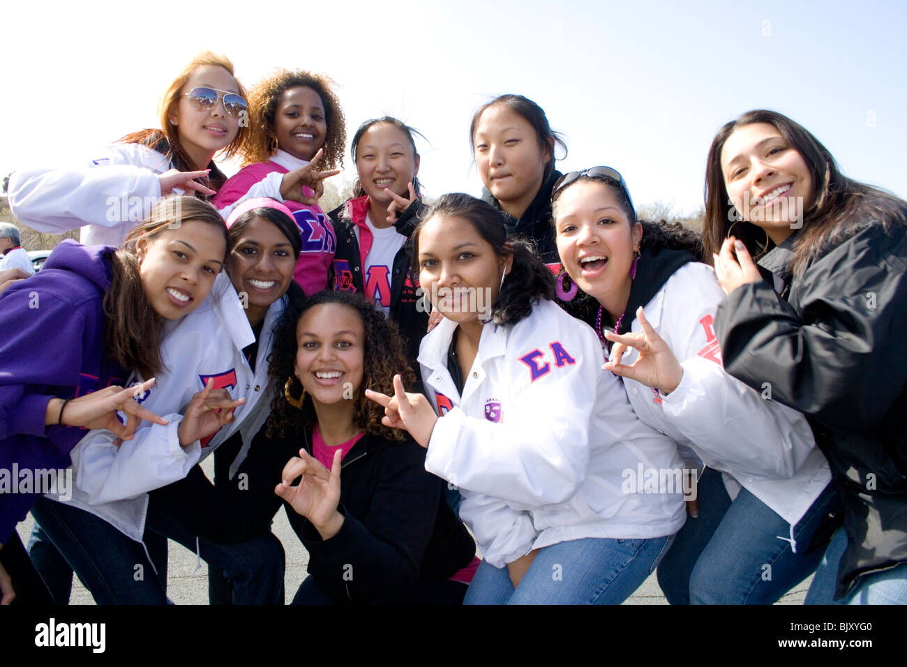 Feliz celebración latina sorority hermanas de Sigma Lambda Gamma. Cinco de Mayo Fiesta St Paul Minnesota, EE.UU. Foto de stock