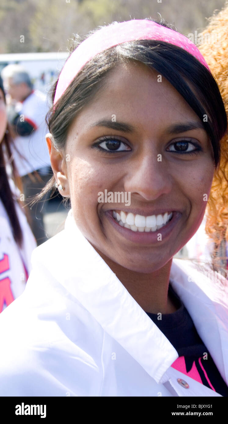 Feliz sonriente sorority Latino hermana de Sigma Lambda Gamma. Cinco de Mayo Fiesta St Paul Minnesota, EE.UU. Foto de stock