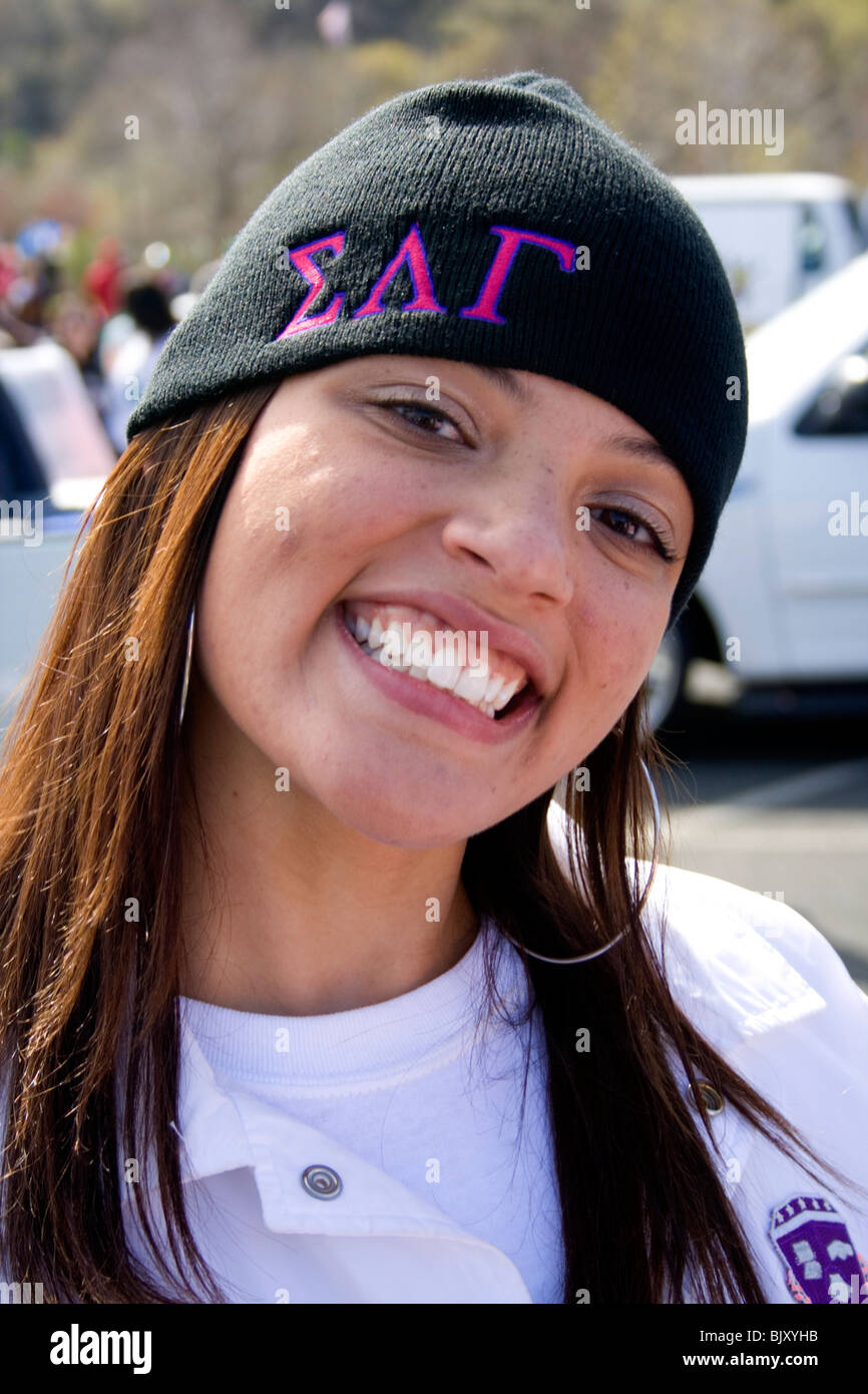 Hermosa hermana de Sigma Sorority Latino Gamma Lambda disfrutando de las festividades. Cinco de Mayo Fiesta St Paul Minnesota, EE.UU. Foto de stock