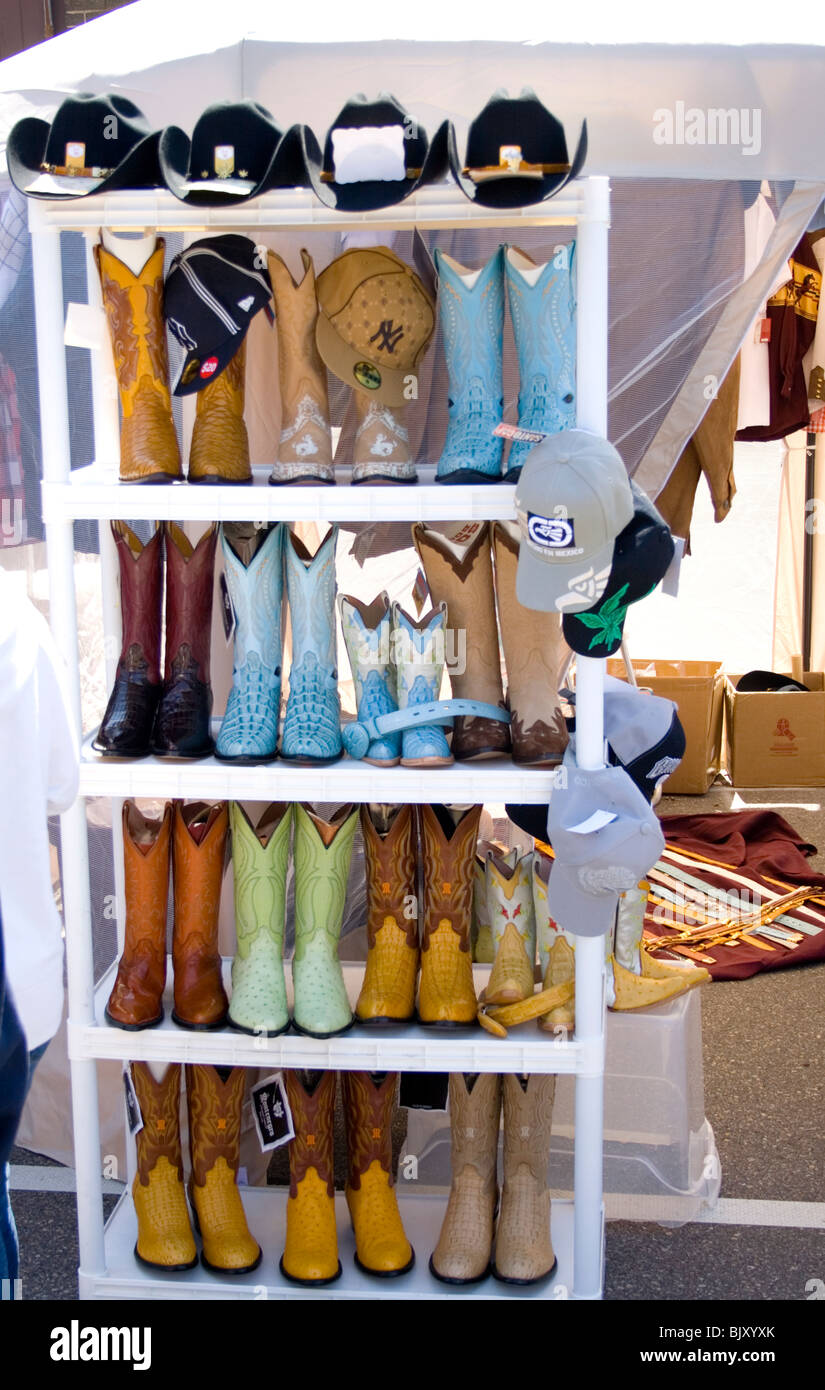 Elegante estilo occidental mexicano botas de vaquero en la pantalla a los  vendedores callejeros shop. Cinco de Mayo Fiesta St Paul Minnesota, EE.UU  Fotografía de stock - Alamy