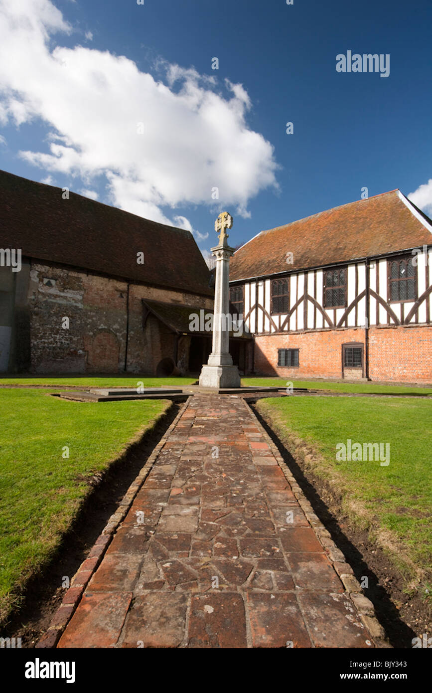 La antigua cruz y edificios en Priory park, Southend on sea, Essex. Foto de stock