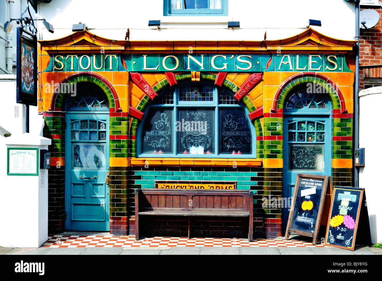Viejo pub tradicional con todos los coloridos azulejos originales intactos southsea uk Foto de stock
