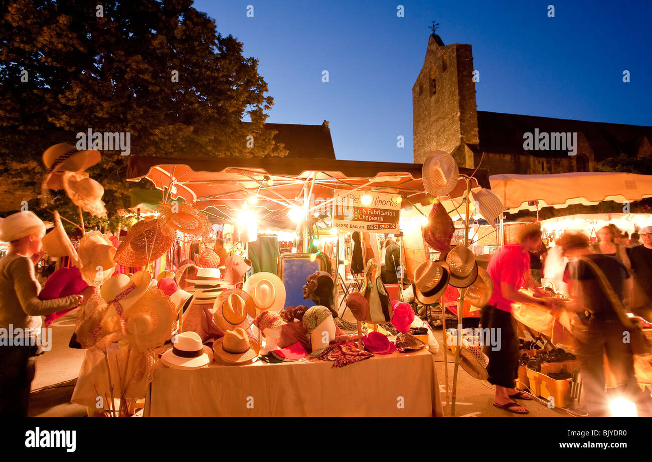 Un animado mercado nocturno, Domme, Dordogne, Francia. Foto de stock