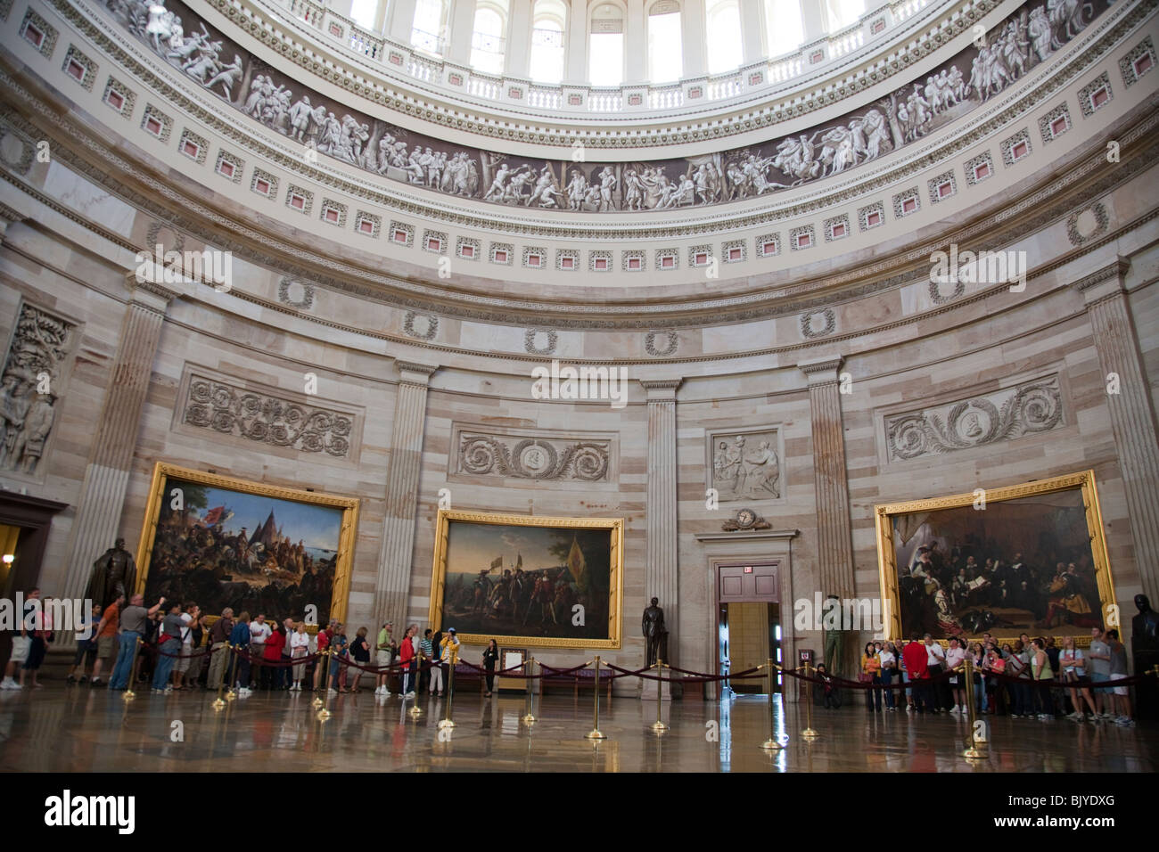 Los visitantes gira la rotonda del Capitolio en Washington, D.C Fotografía  de stock - Alamy