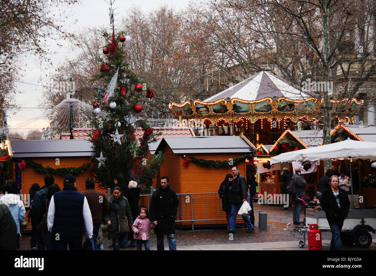 Las cabinas de la tienda y un carrusel en el mercado de Navidad en Avignon,  Francia Fotografía de stock - Alamy